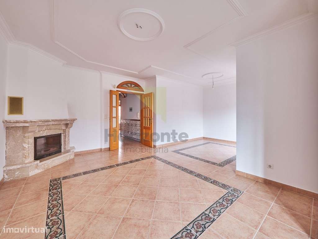 Moradia T4 com Excelente Localização-23