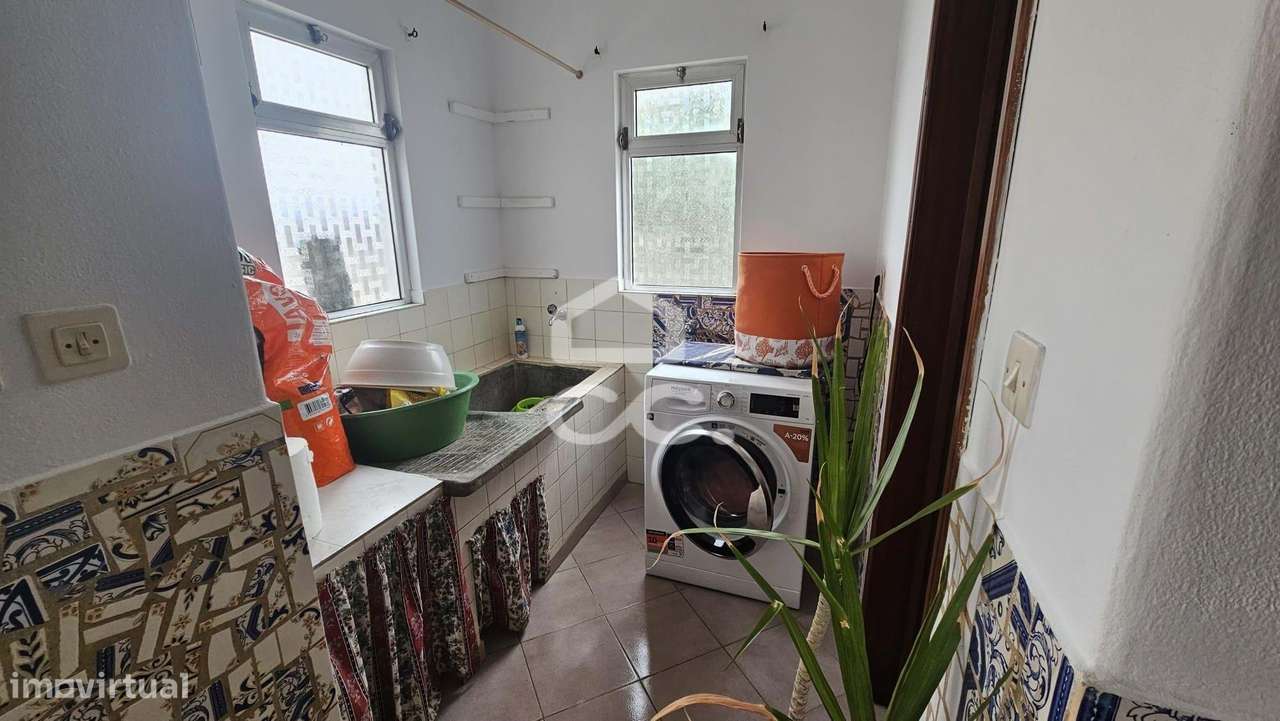 Moradia V4 com 174 M2, aproveitamento de sótão, garagem para 2 viatura-47