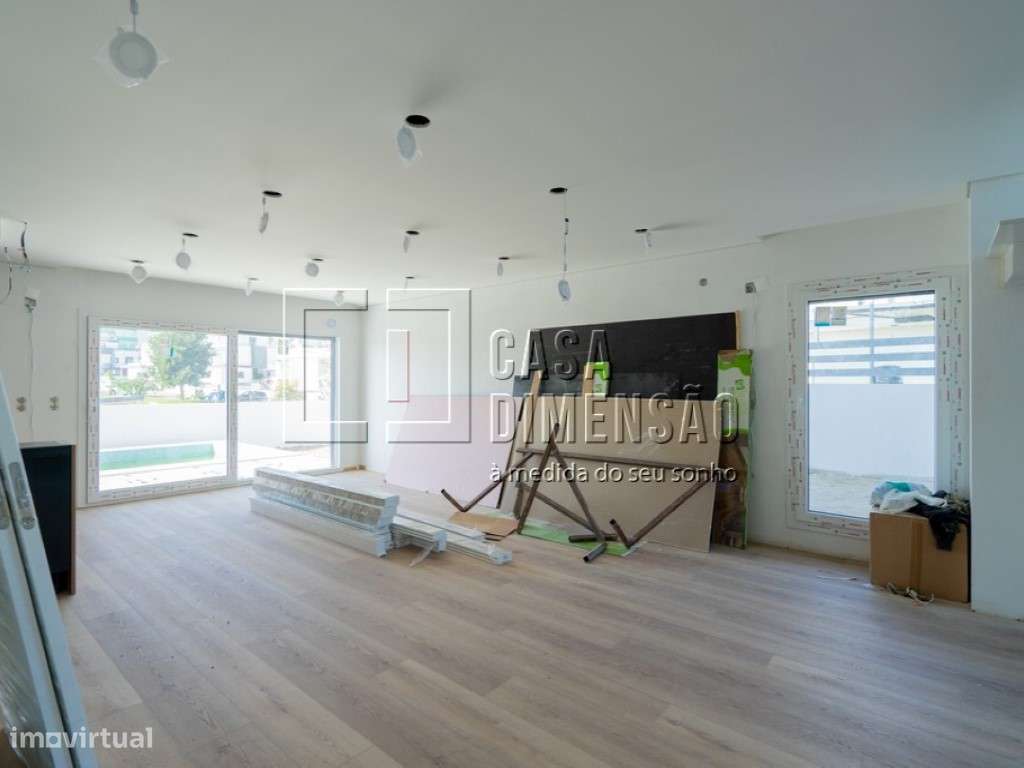 Moradia isolada de tipologia T4 localizada na zona da Charneca da C...-8