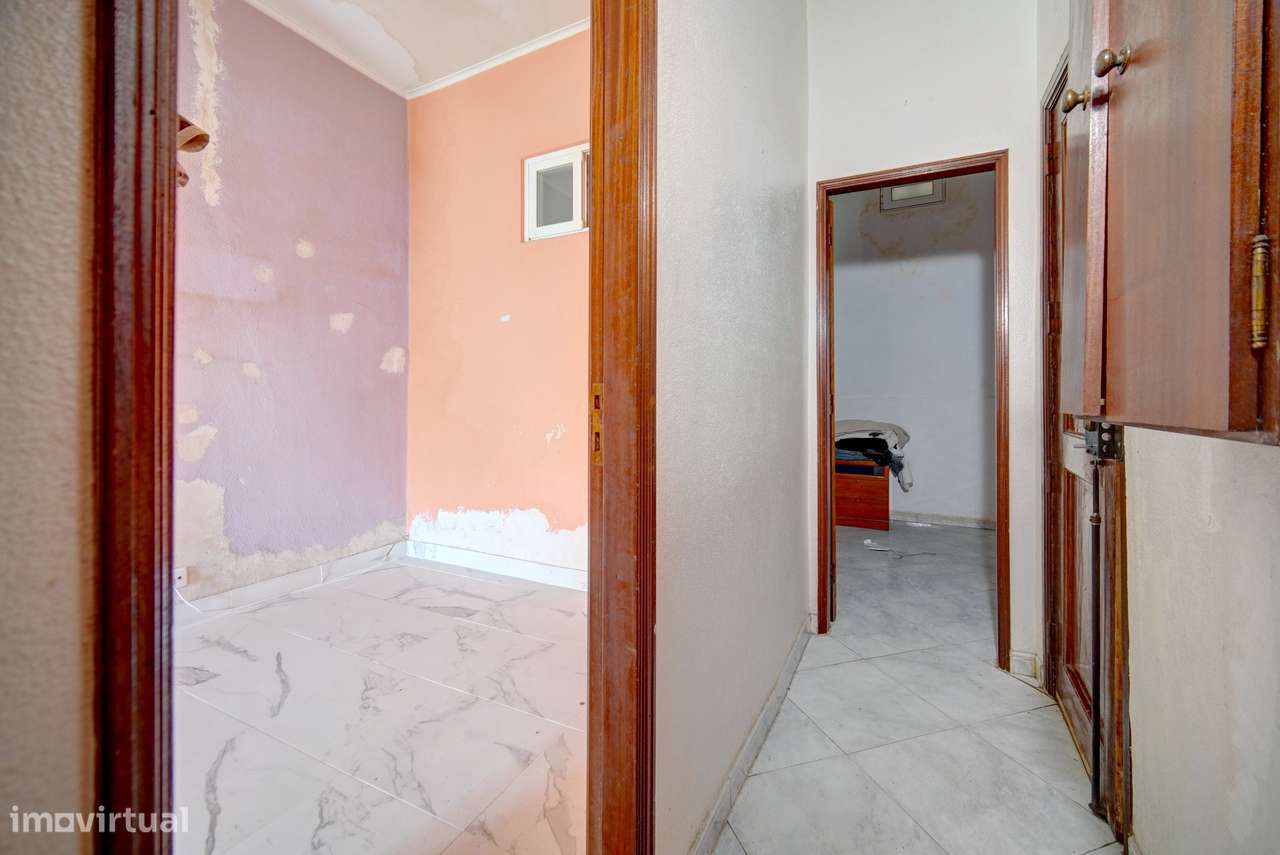 T1 para remodelar com pequeno terraço Alcântara-15