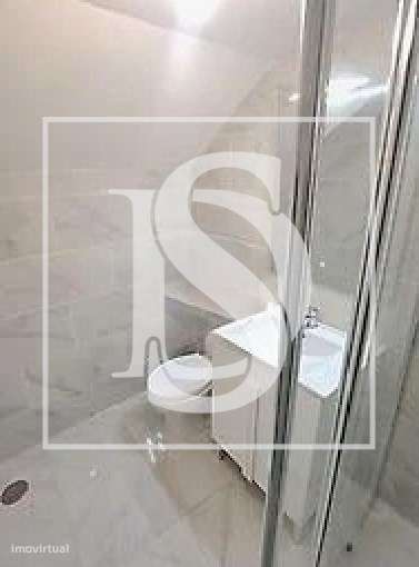 Loja remodelada e transformada em apartamento no Laranjeiro-6