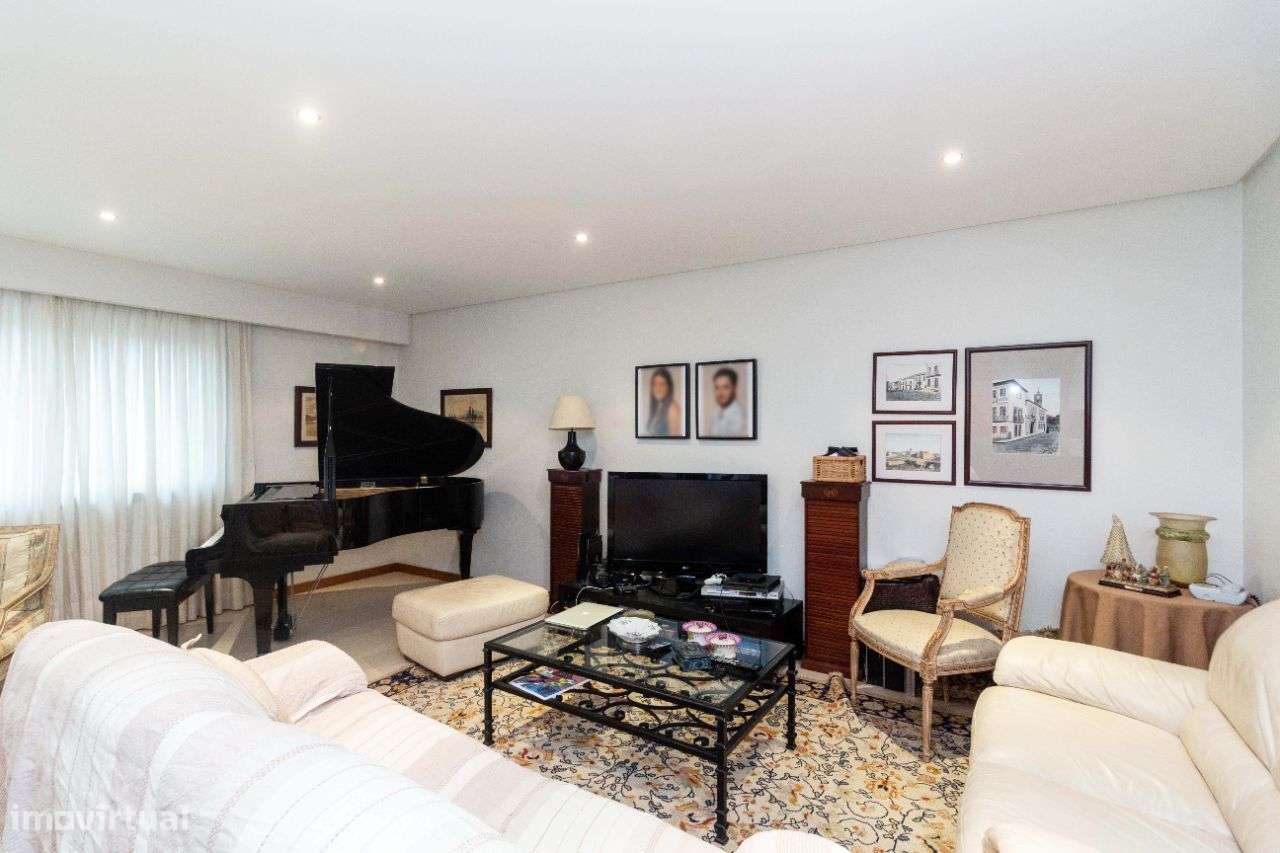 Exclusiva Moradia T8+2, grande jardim, terraços e elevador panorâmico - Grande imagem: 2/53