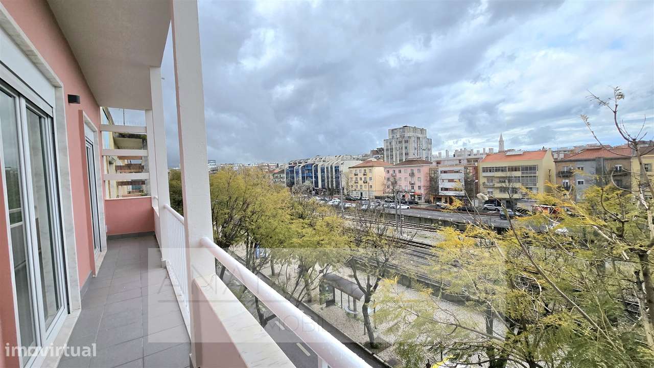 T2 Remodelado com varanda na Mina de Água, Amadora-14