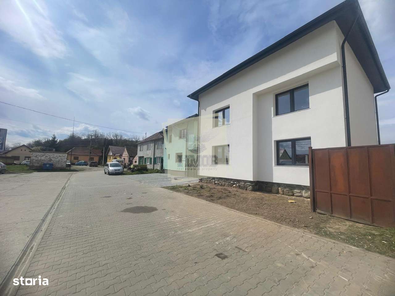 Casa cu 4 camere si 3 bai pretabila birouri in Sura  Mare - Imagine principală: 5/10