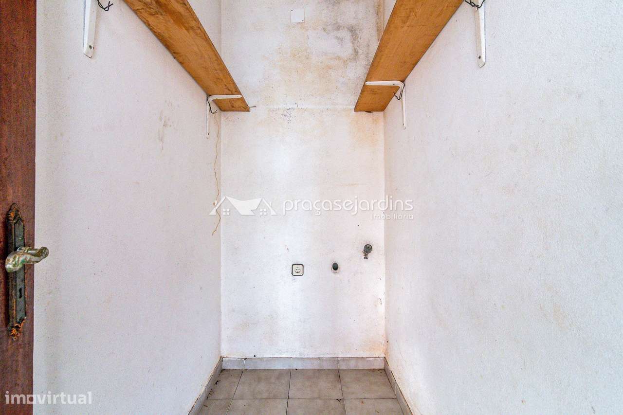 Moradia isolada térrea com anexos e terreno-15
