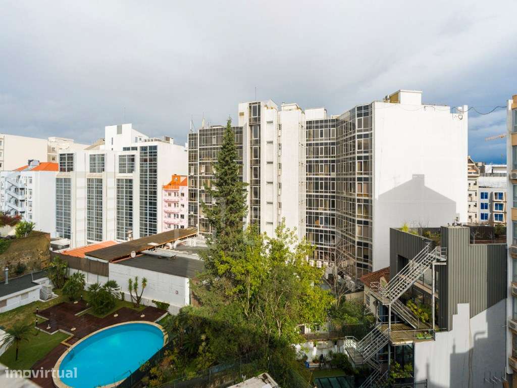 Penthouse T3 com varanda ampla e garagem privada, em Lisboa-9
