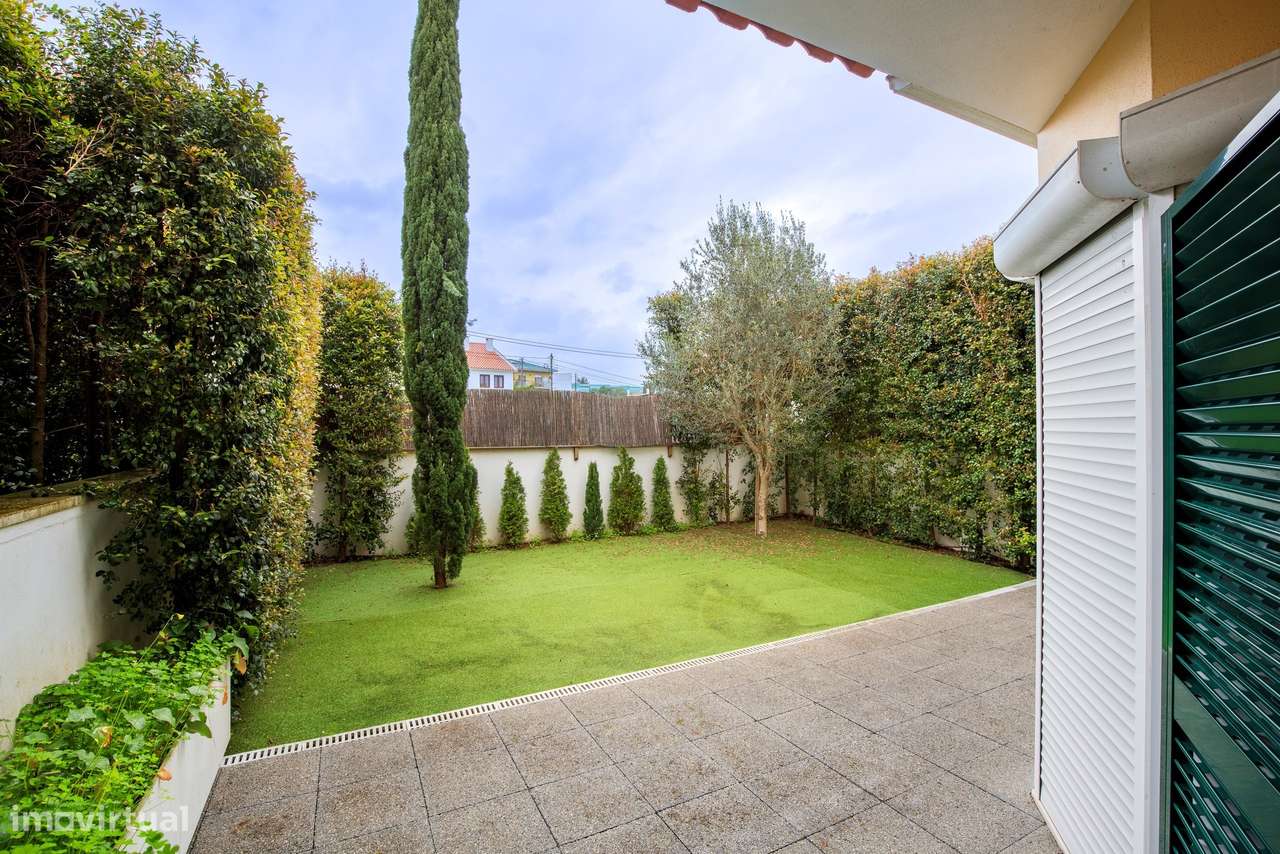Moradia Geminada com Jardim e 4 Quartos no Estoril - Arrendamento - Grande imagem: 5/31
