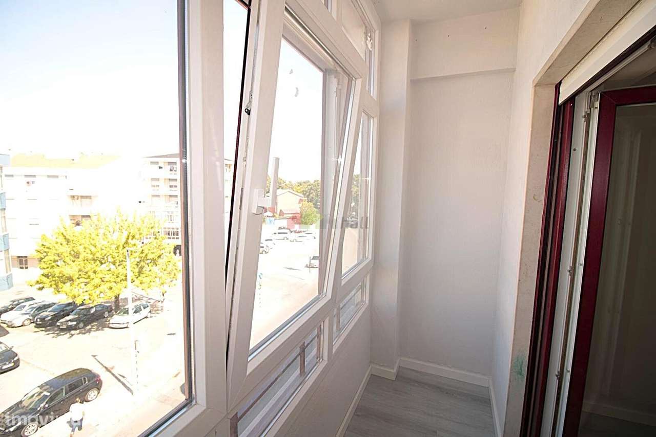Apartamento T4, 3º andar, Totalmente Remodelado na Amora-19