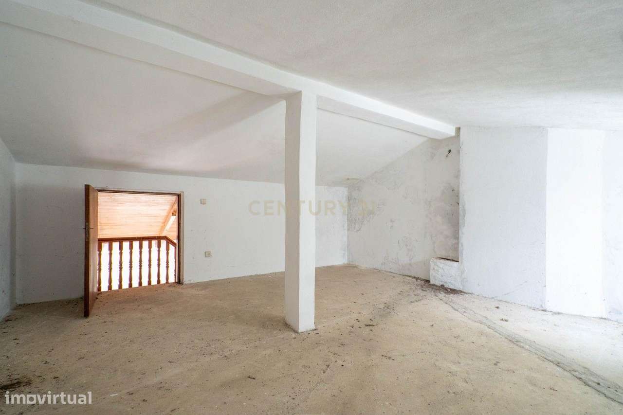 Moradia de dois pisos de tipologia T4 com terreno-22