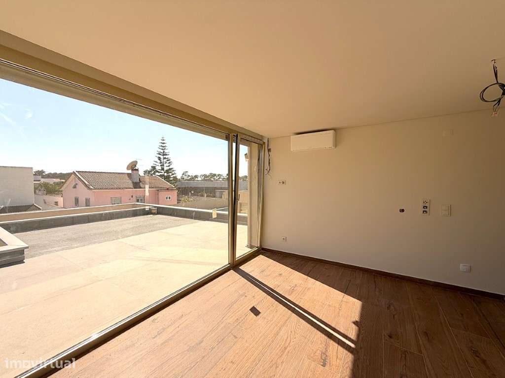 Exclusiva Moradia Isolada T4 com 3 Suítes, Piscina Privada e Garage...-13