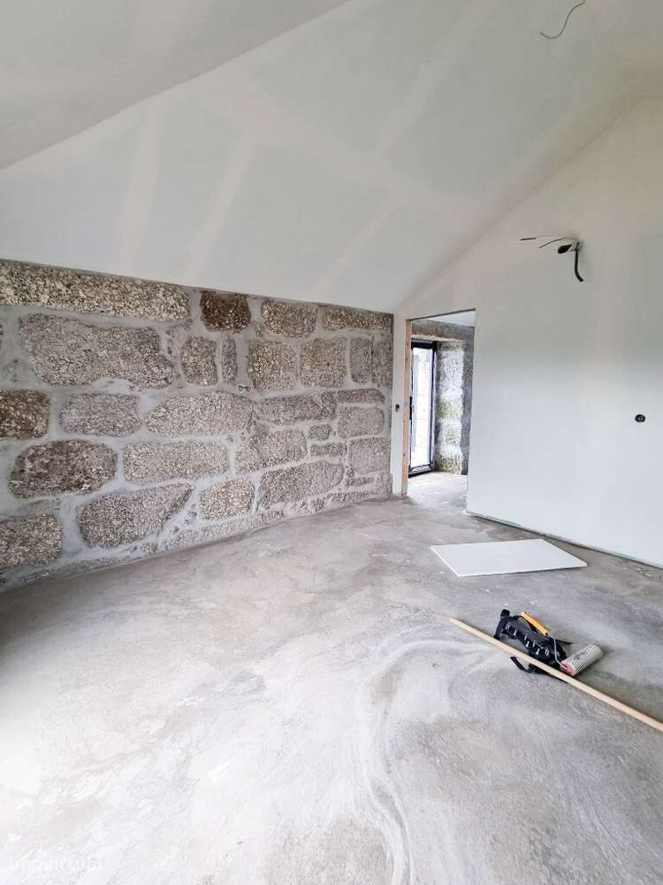 Moradia Ind. V4 p/ concluir c/ piscina - Pinheiro-9