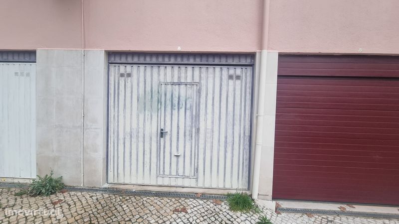 Vende-se  Garagem - jardim de Vanicelos/campos de ténis