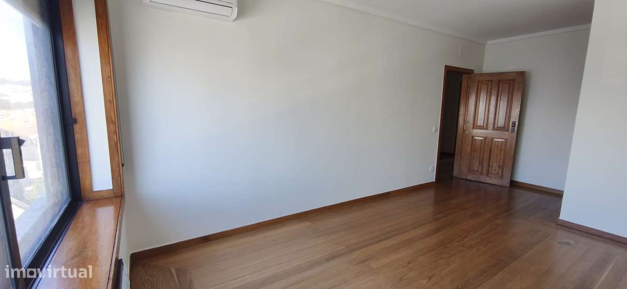 magnifico T5 duplex remodelado na Rua Miguel Torga , Penedo da Saudade-15