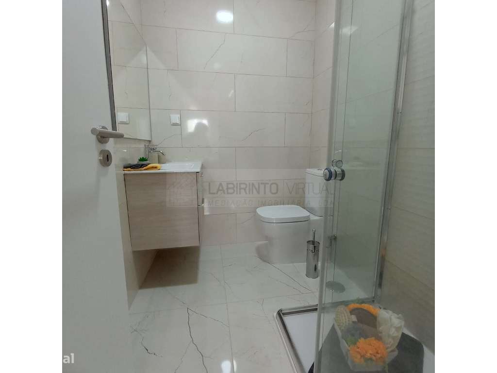 Vende-se magnifico T3 com varanda, em Benfica-10