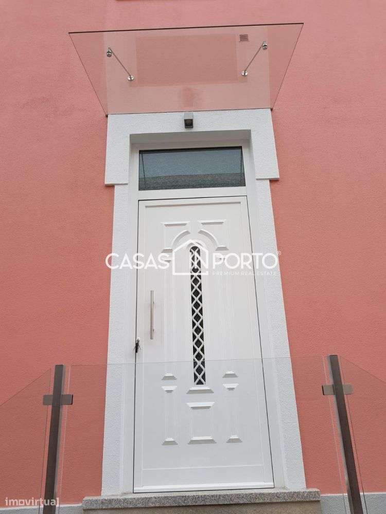 Moradia T4 de Traça Antiga Renovado com Licença AL-24