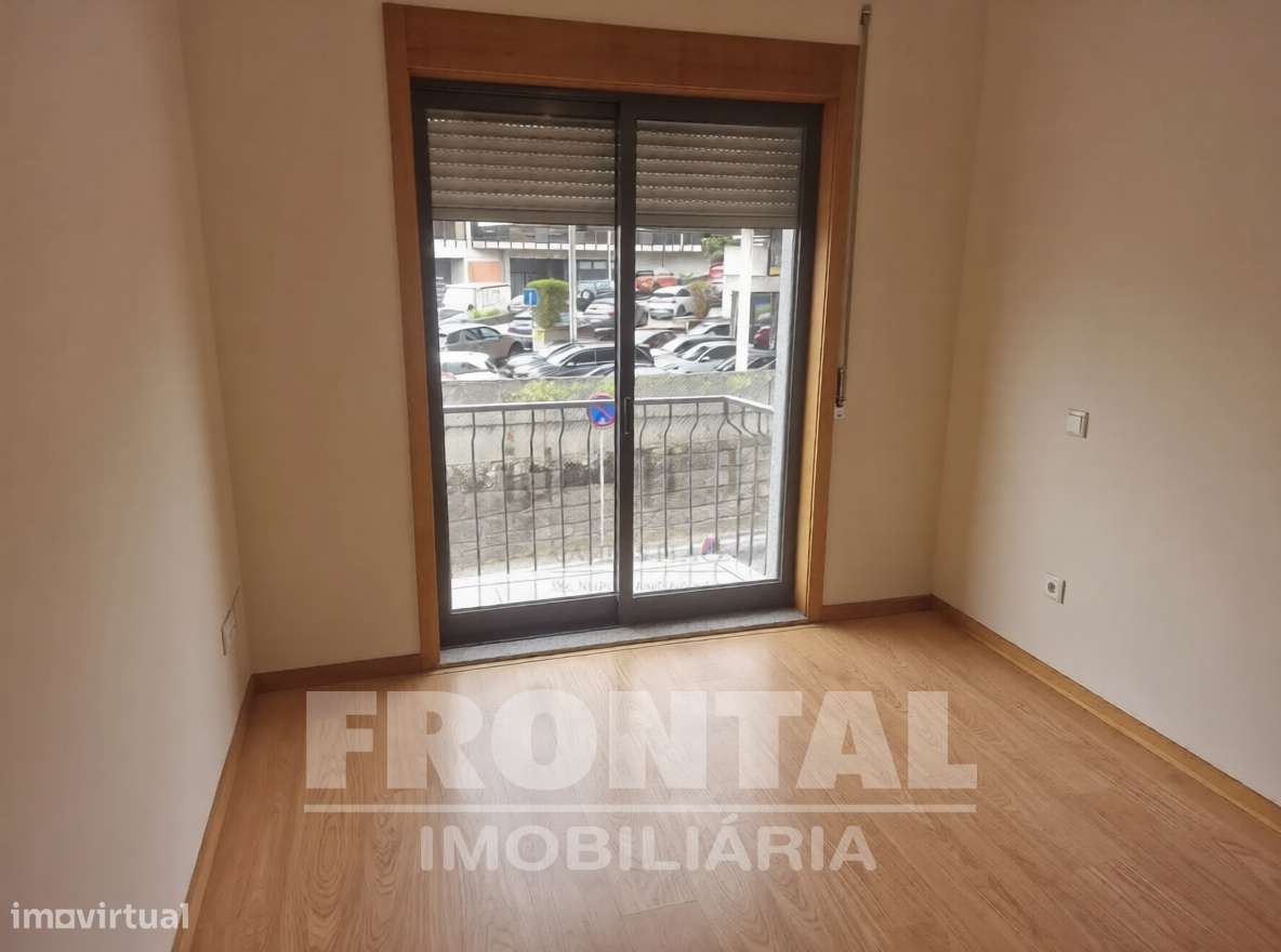 Apartamento T2 à Circunvalação | Junto à estação de recolha da STCP - Grande imagem: 2/13
