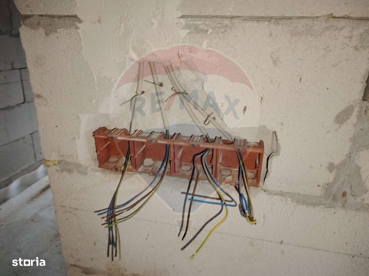 Casă / Vilă cu 8 camere de vânzare-9