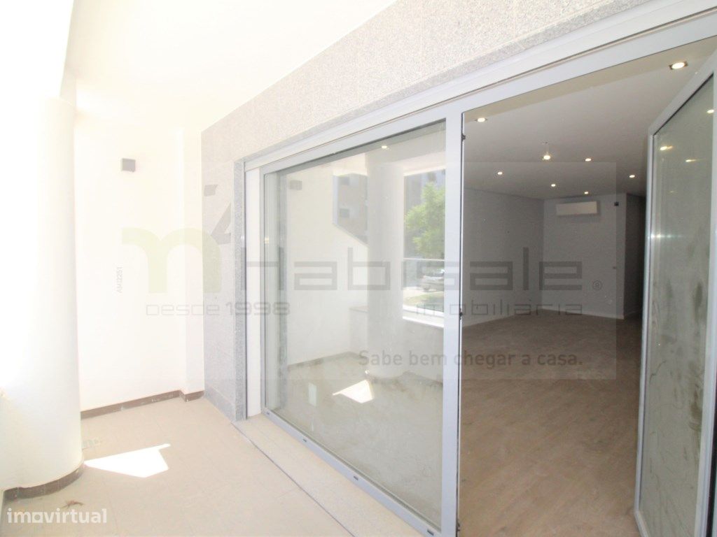 T2 com Terraço e Excelentes Acabamentos Perto da Praia de Carcavelos - Grande imagem: 1/21
