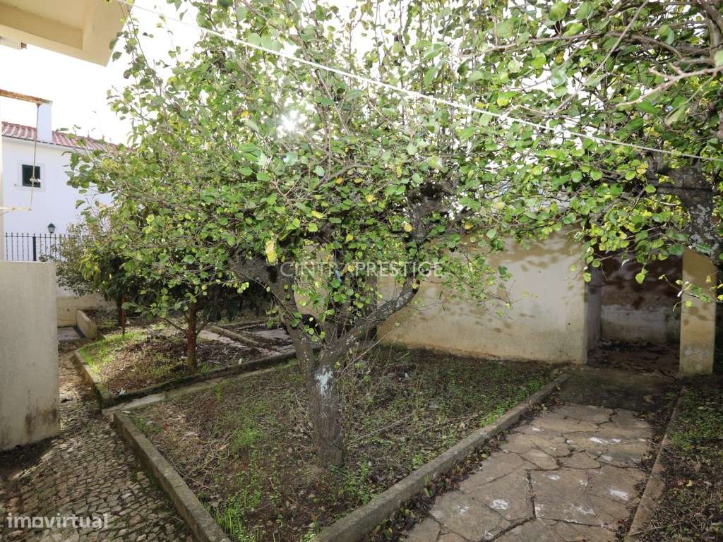 Moradia no Centro de Mafra com 2 Pisos e 2 Garagens.-25