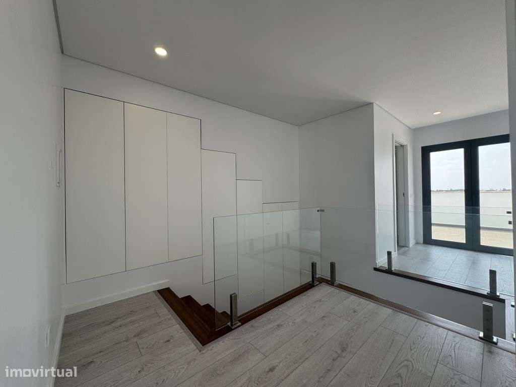 T4 Duplex Moderno com Terraços Amplos|Churrasqueira|Garagem Box-13