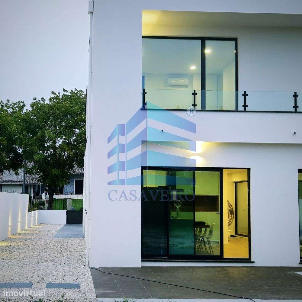 Moradia T4 Geminada em Santa Joana-4