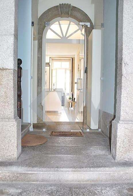 T0 com varanda totalmente renovado inserido em prédio histórico possib - Grande imagem: 2/24