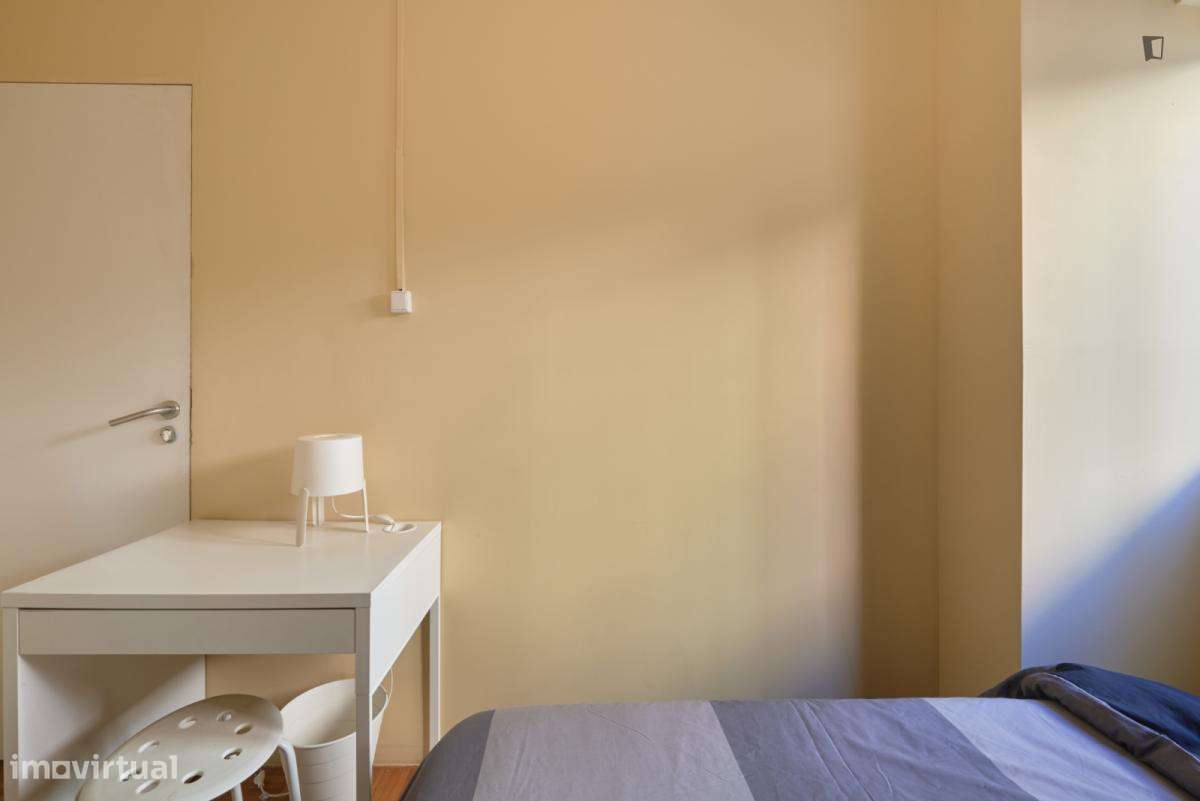 Quarto - localizado em Benfica Lisbon - Grande imagem: 5/7
