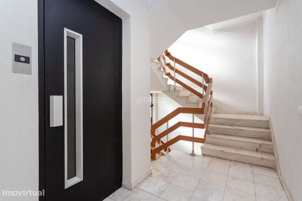 Apartamento T3 inserido no 2º andar de edifício com elevador situado n-24