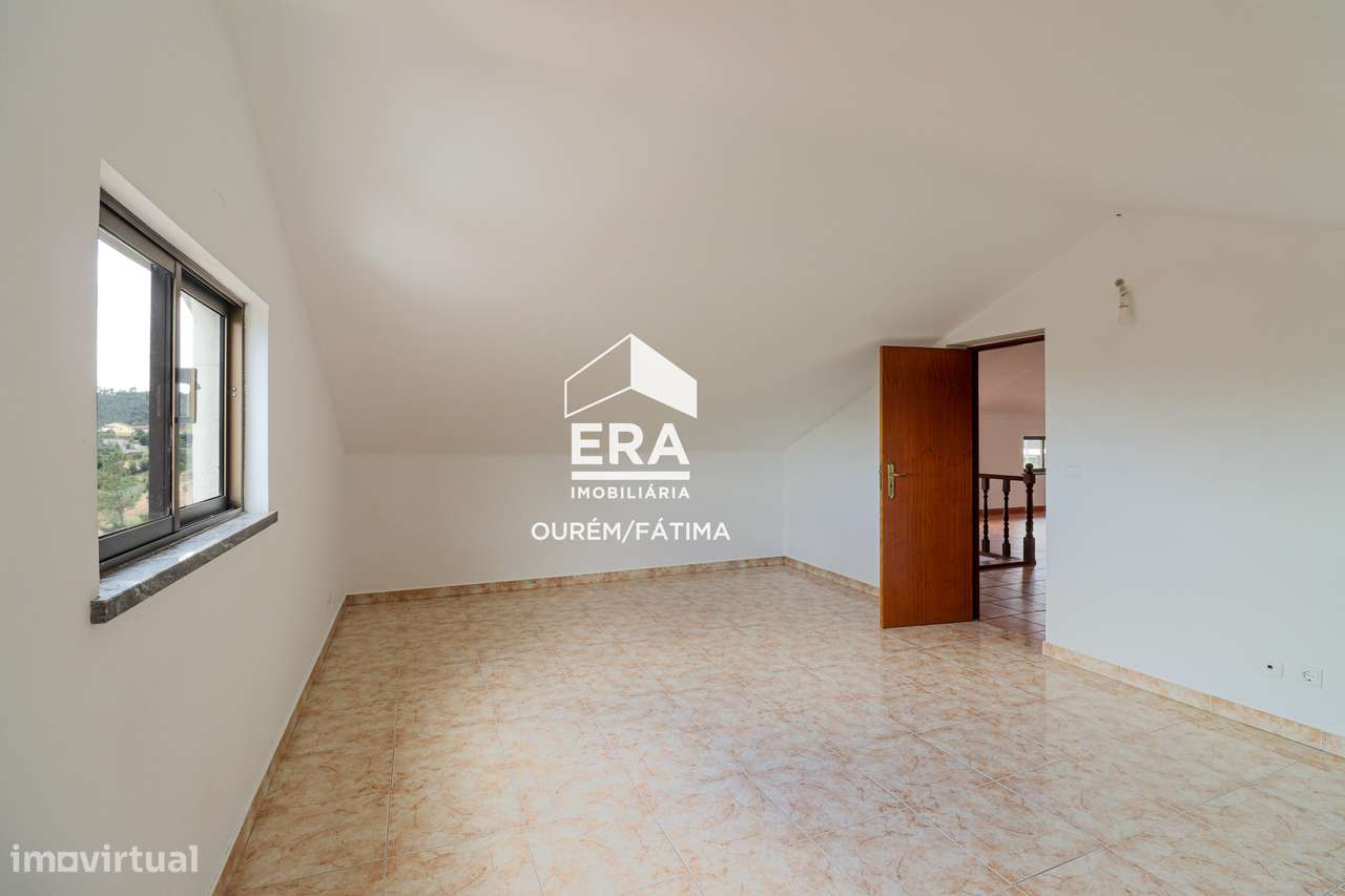 Moradia T5 no Olival, Ourém-40