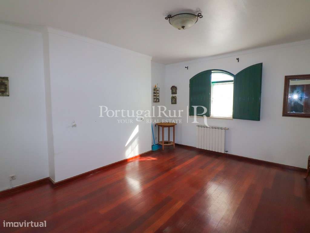 Elegante Moradia T4 com Jardim e Anexos em Alpiarça-24