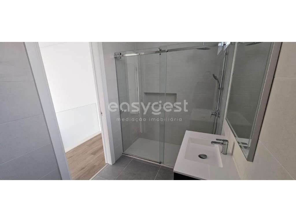 Moradia T3+1 magnífica espaçosa com piscina privativa em Amora - Grande imagem: 4/18