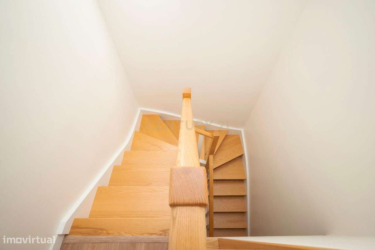 Moradia remodelada de 6 assoalhadas Exclusiva no Estoril-34