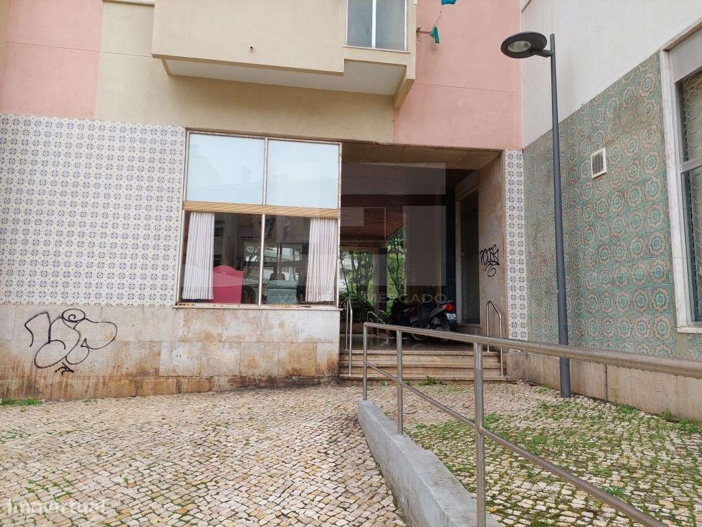 VENDE-SE LOJA EM ALGÉS COM 78 m2 - Grande imagem: 2/15