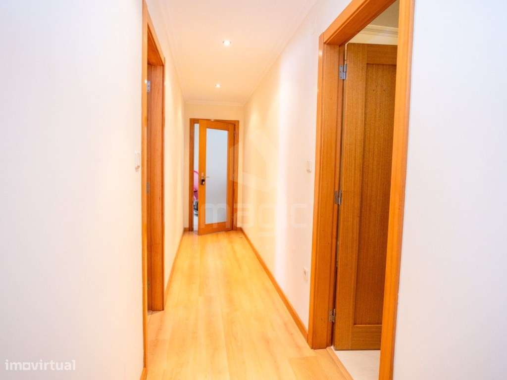 Apartamento T2 Usado com lugar de estacionamento em Vialonga-11