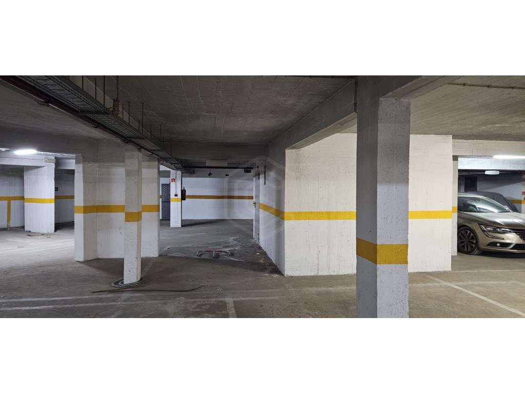 Parqueamento em cave no centro da cidade de Tavira, Algarve - Grande imagem: 2/3