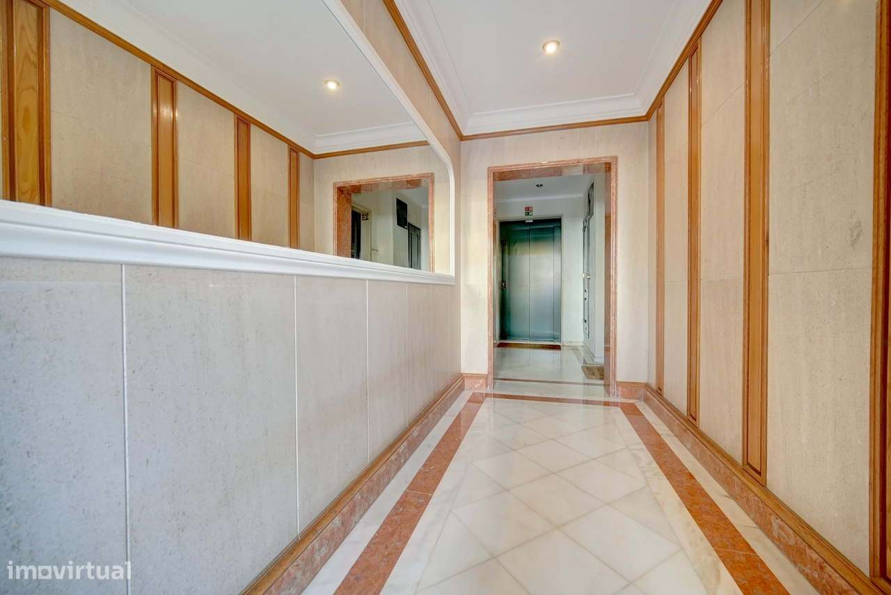 T2 com Vista Mar na Costa da Guia | Último Piso com Garagem Box Dupla-23