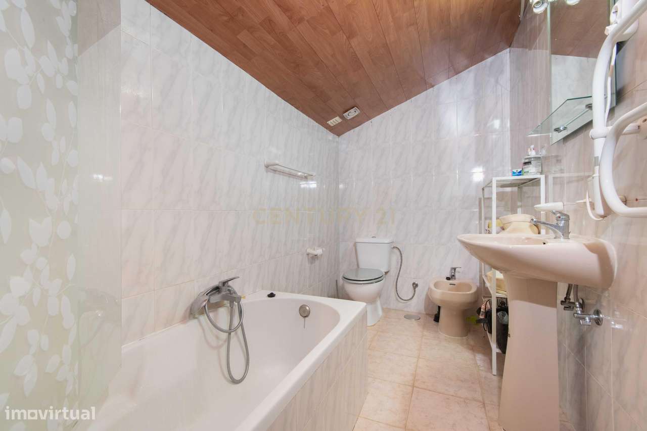 Moradia T3 com Logradouro, Sótão Aproveitado, Anexos, Jardim e Garagem - Grande imagem: 5/47