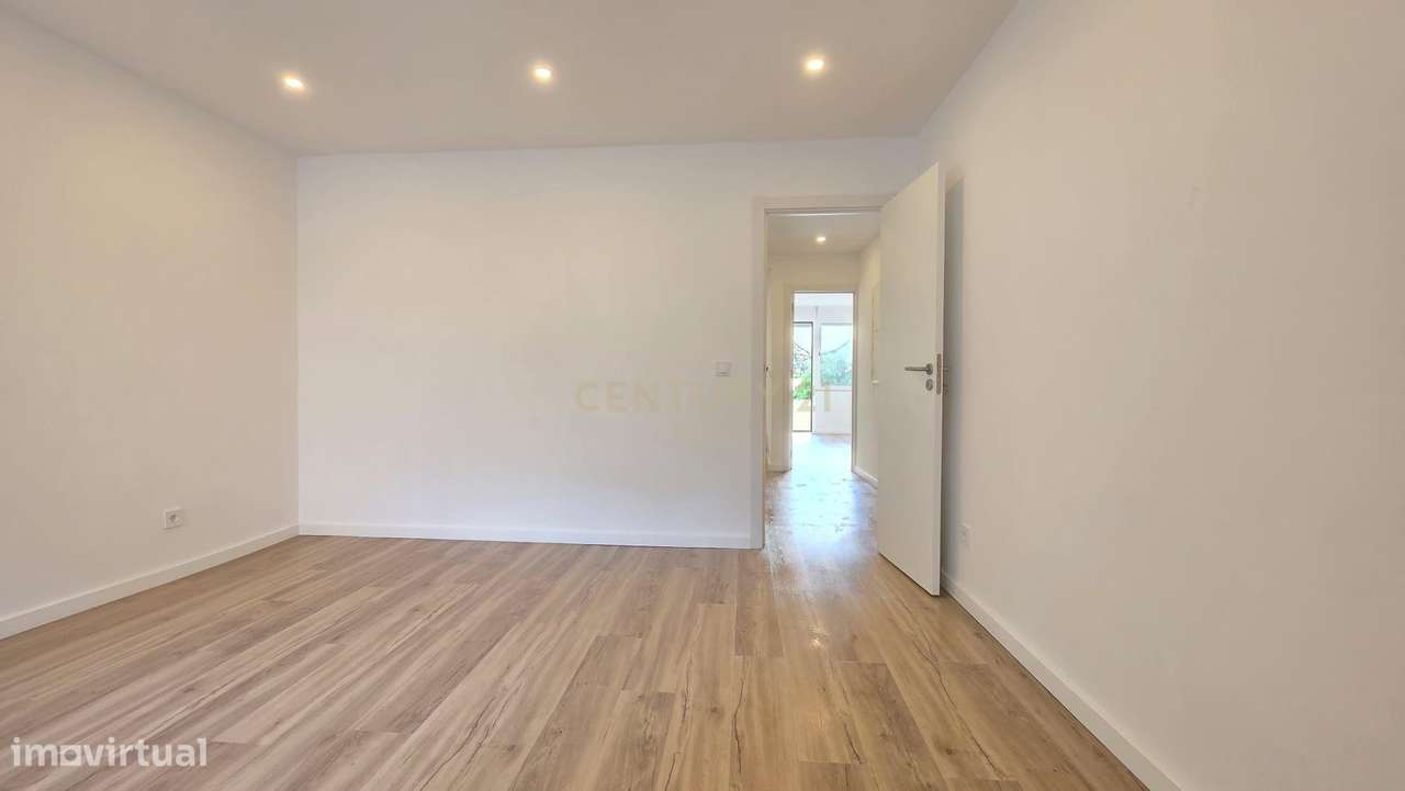 T2 Totalmente Remodelado com Terraço em Algueirão-Mem Martins-6