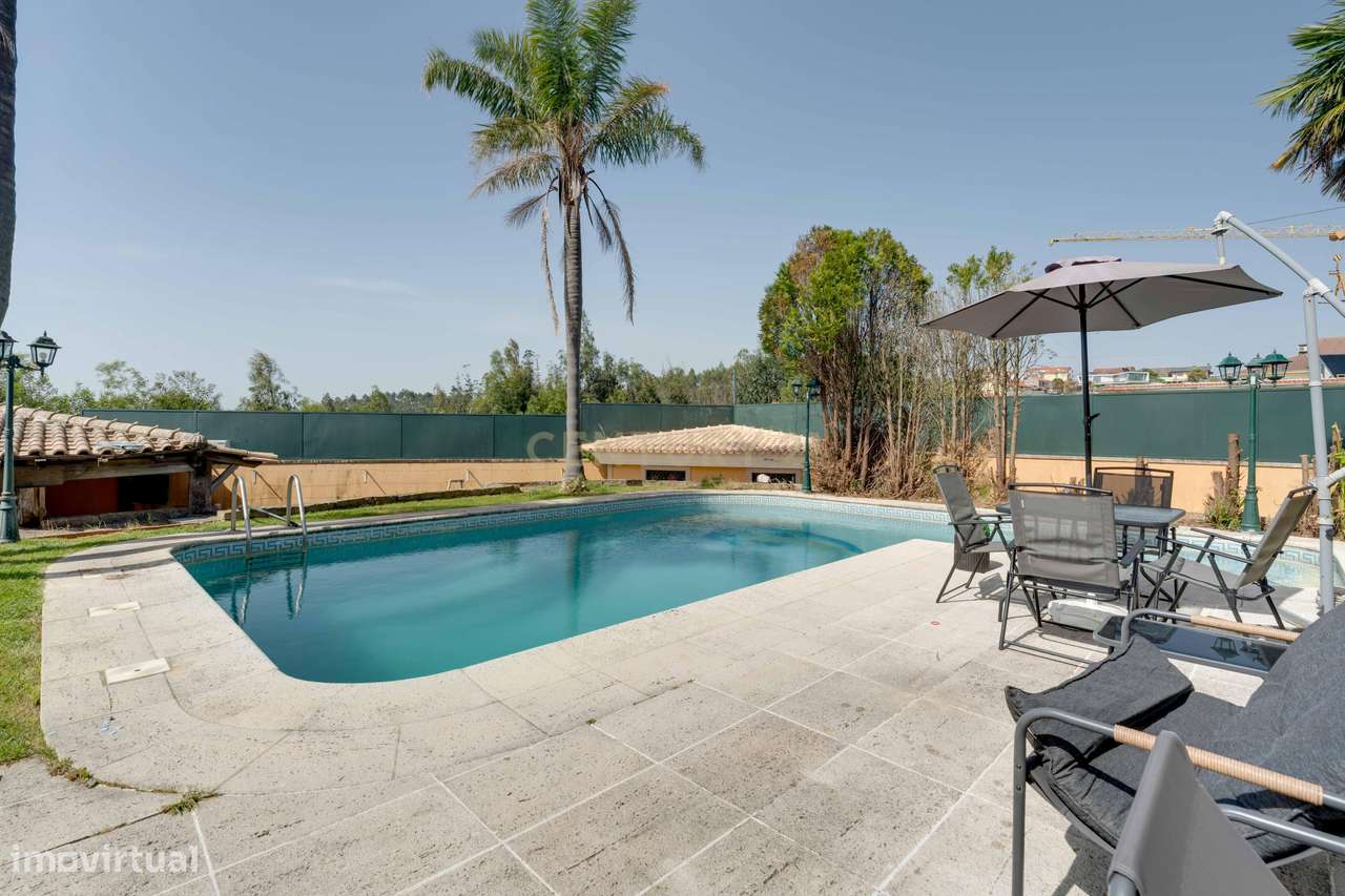 Encantadora Moradia de 4 Frentes-6