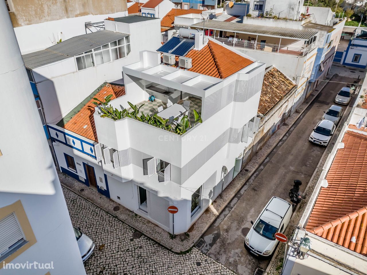 "CASA 33 " Design Moderno, Fachada Diferenciada e um Encantador terraç