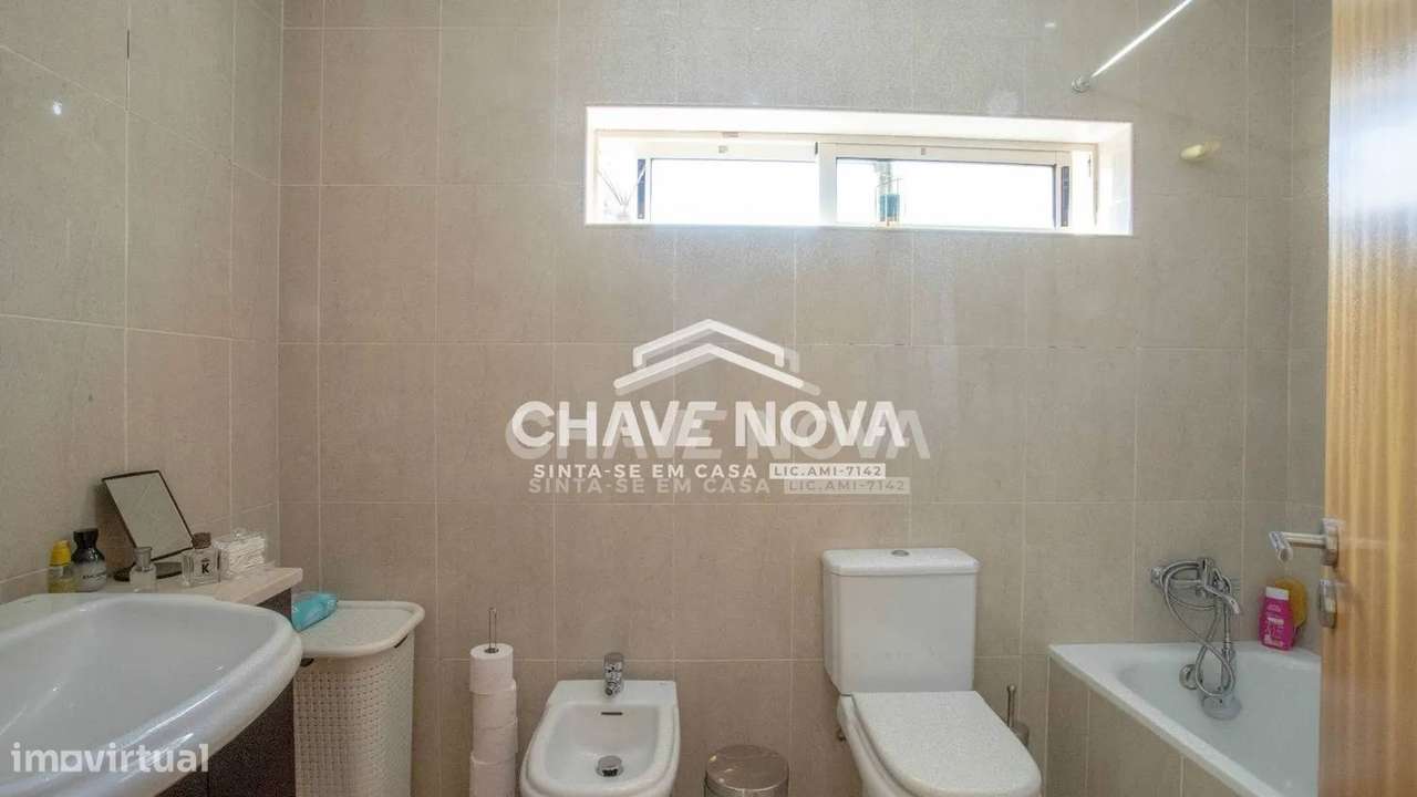 Apartamento T2, em Pedroso, com duas varandas, garagem e arrumos-28
