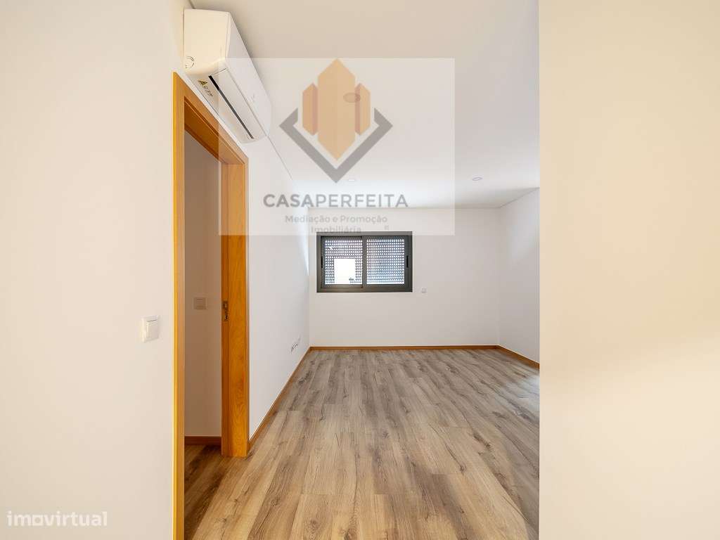 Apartamento T2 Novo com Varanda e Lugar de Garagem - Pedroso-12