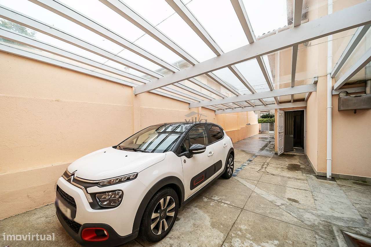 Moradia de 4 frentes inserida em amplo terreno de 693 m2 em Arcozelo - Grande imagem: 4/28