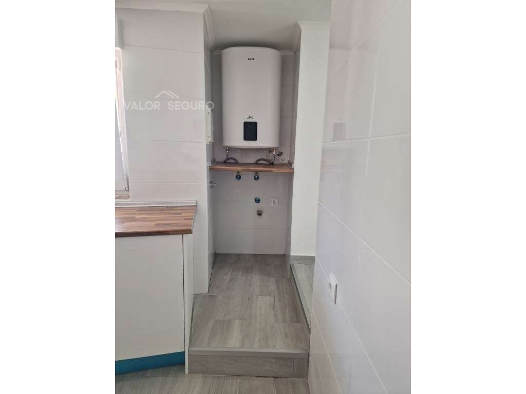 Moradia com 8 casas independentes em Sobralinho-11