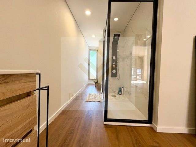 Moradia T4 de Luxo com Piscina e Jardim em Esmoriz-33