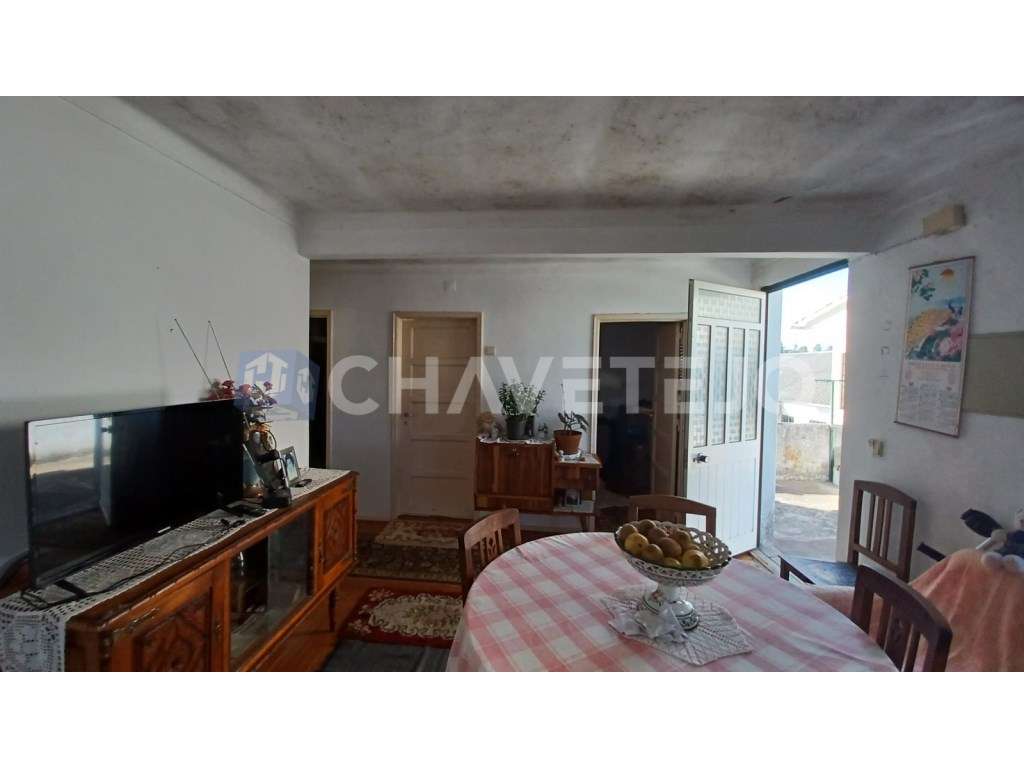 Prédio com habitação, armazém, e logradouro a 3 minutos de Tomar.-30