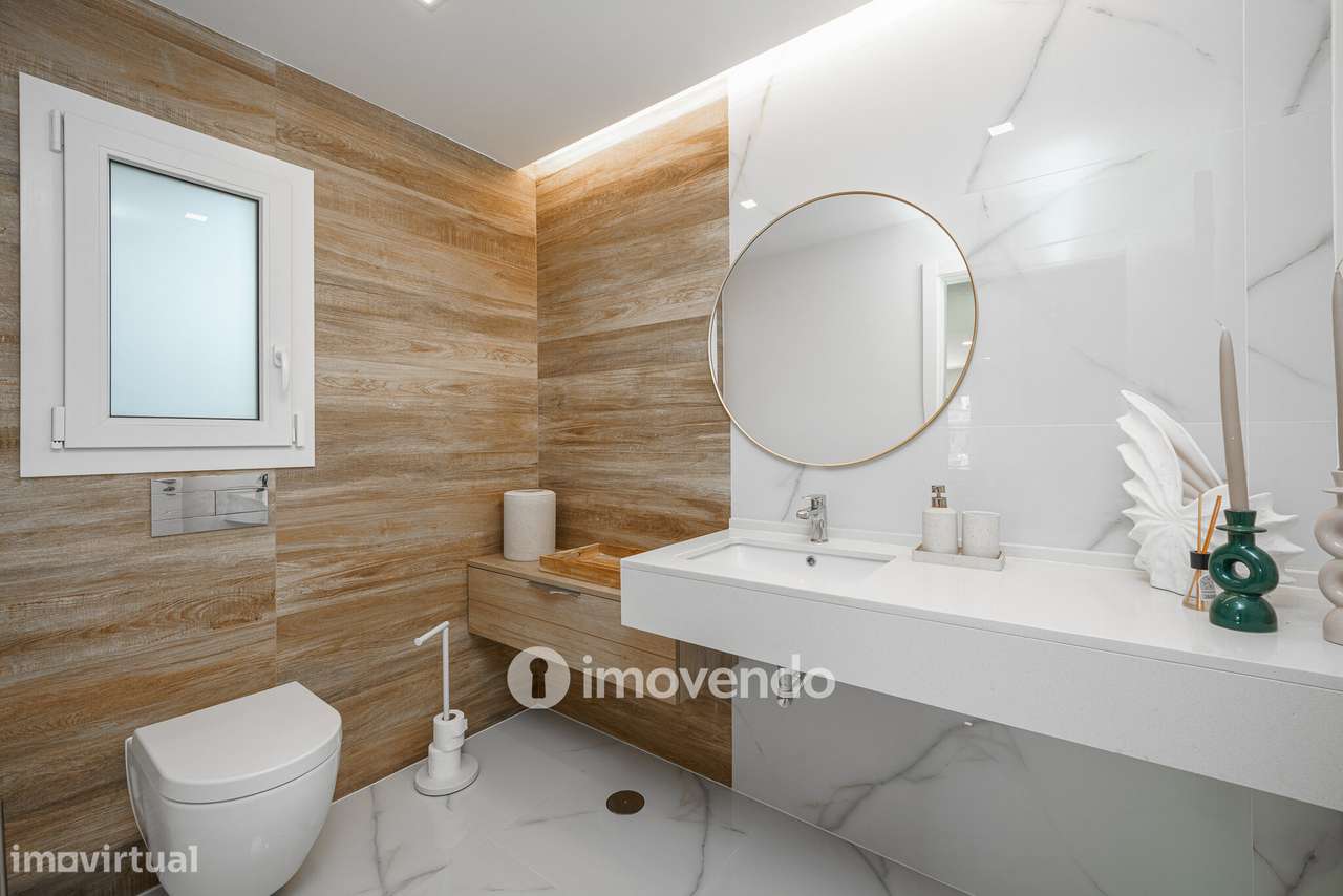 Moradia T3+1 moderna, com piscina e garagem, na Caparica-14