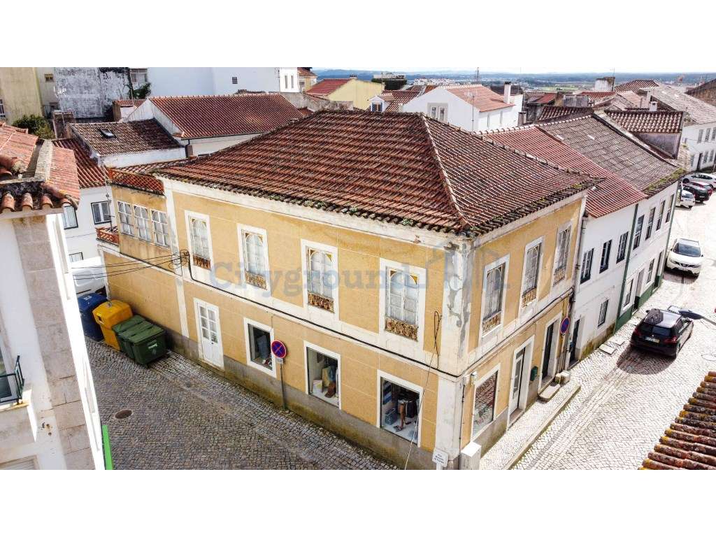 Prédio para renovar junto à praia de São Martinho do Porto - Grande imagem: 2/31