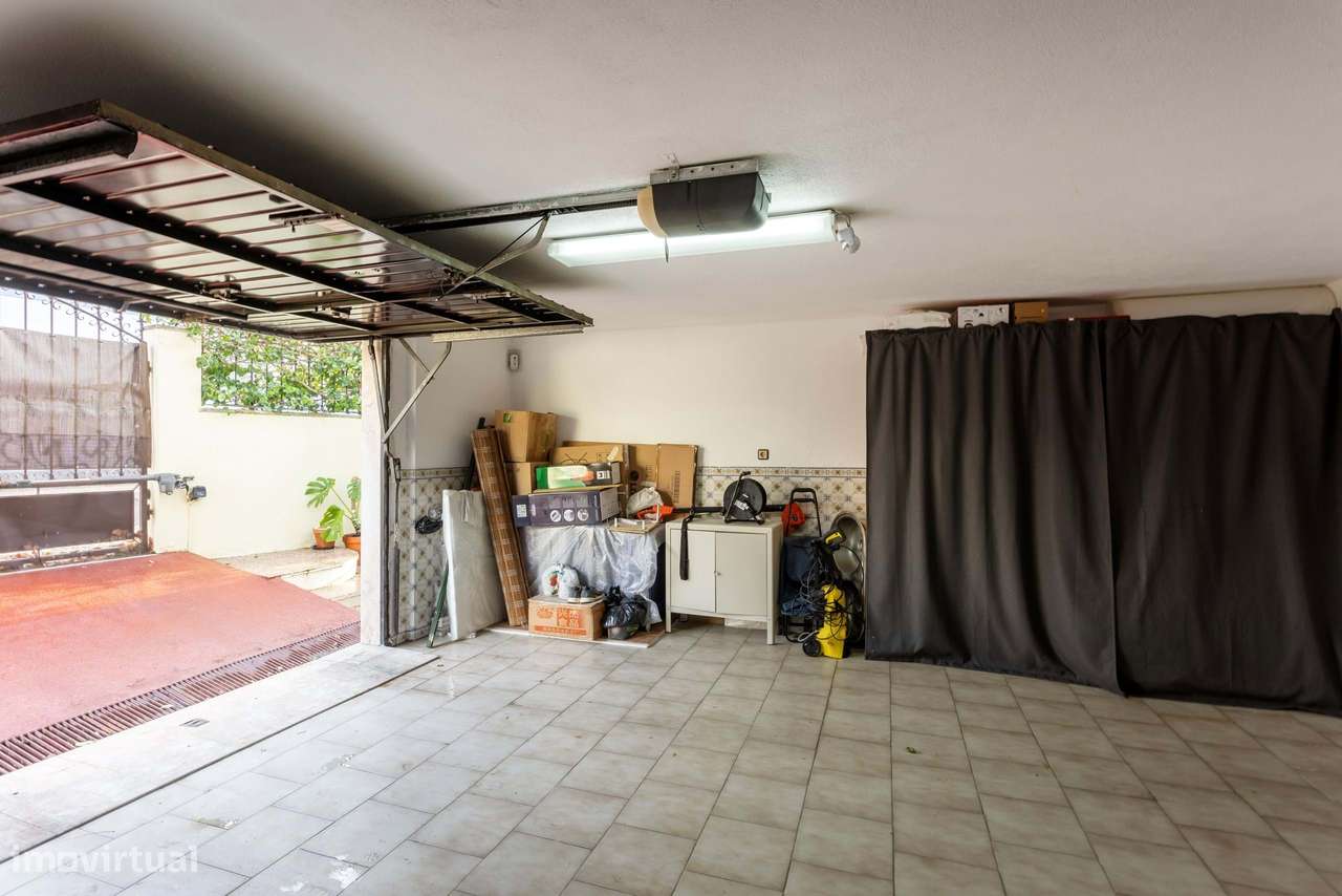 Moradia remodelada com jardim, garagem e vista desafogada, Algueirão,-43