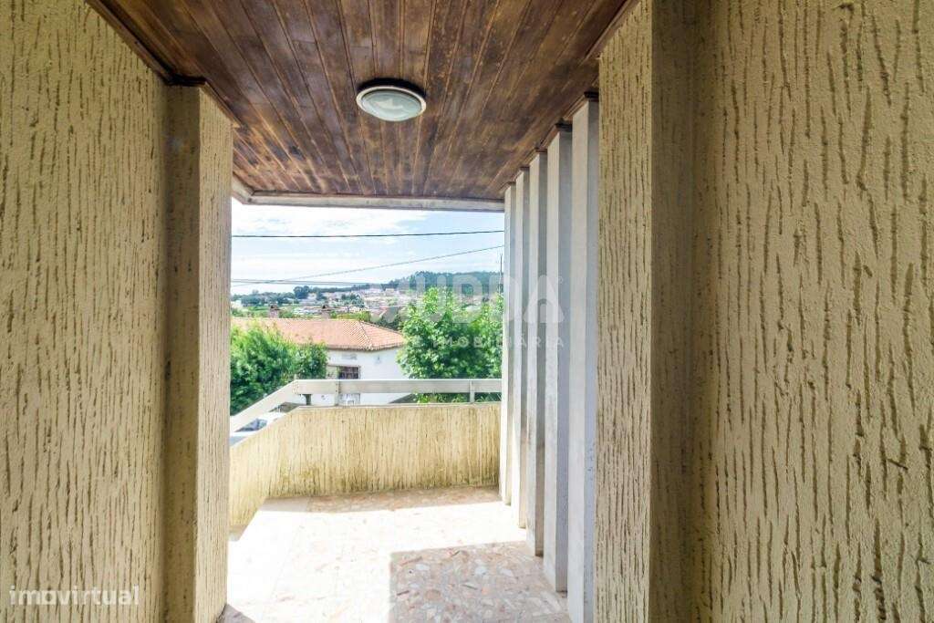 Moradia BI-FAMILIAR com amplas varandas-29